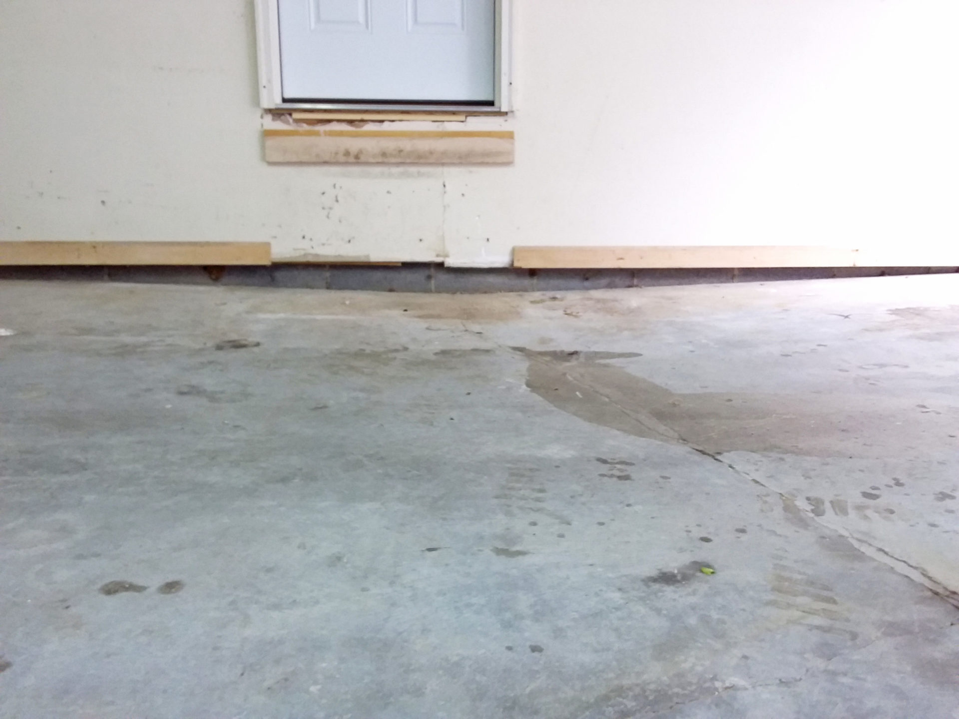 Wall gap between sinking concrete and wall -before